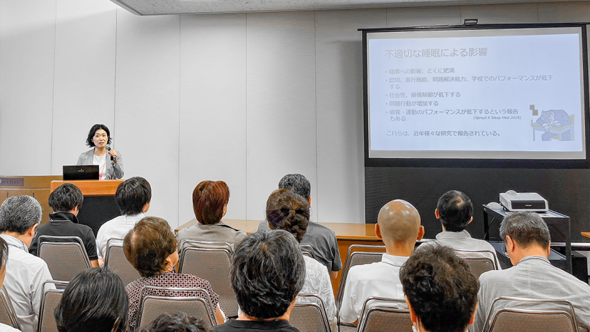 平田氏は、睡眠不足や不適切な睡眠により学業パフォーマンスの低下や問題行動が増加していることを説明。