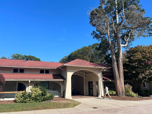 抜けるような青空と小中学校の校舎