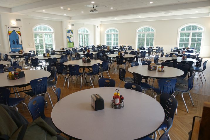 広々とした、明るく清潔なカフェテリア