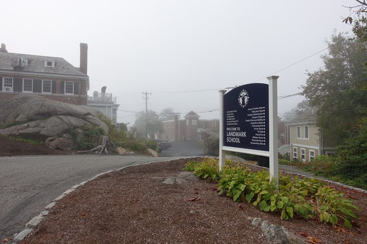 あいにくの天候、スクールの案内板がお出迎え