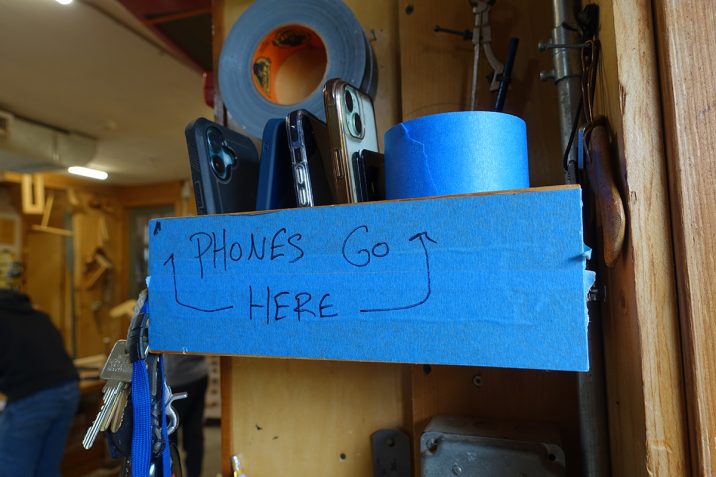 教室には、授業前にスマホを預けるBOXが設置されている