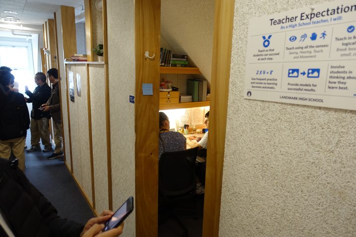 個別指導ブース。全生徒が2日に1回個別指導を受けられるように、多数設置されている