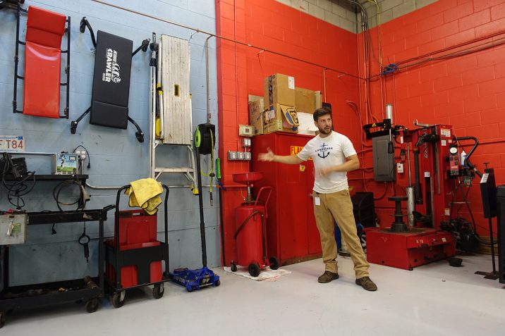 自動車工学の授業を行うガレージは赤が印象的だった