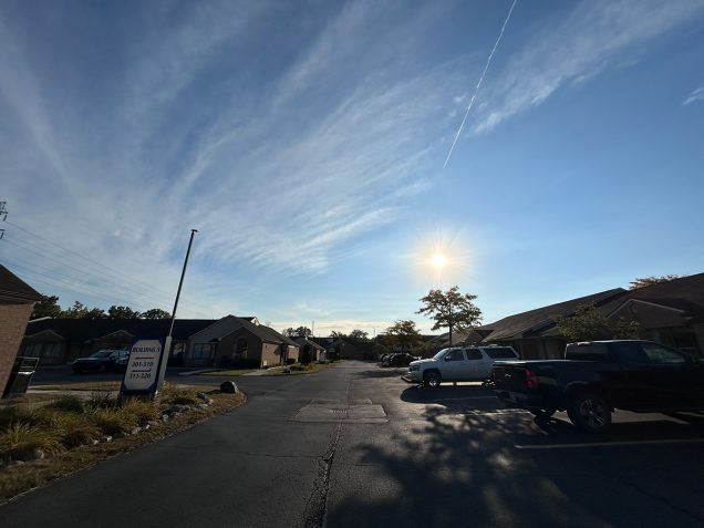 ハイスクール視察後、太陽に向かう飛行機雲